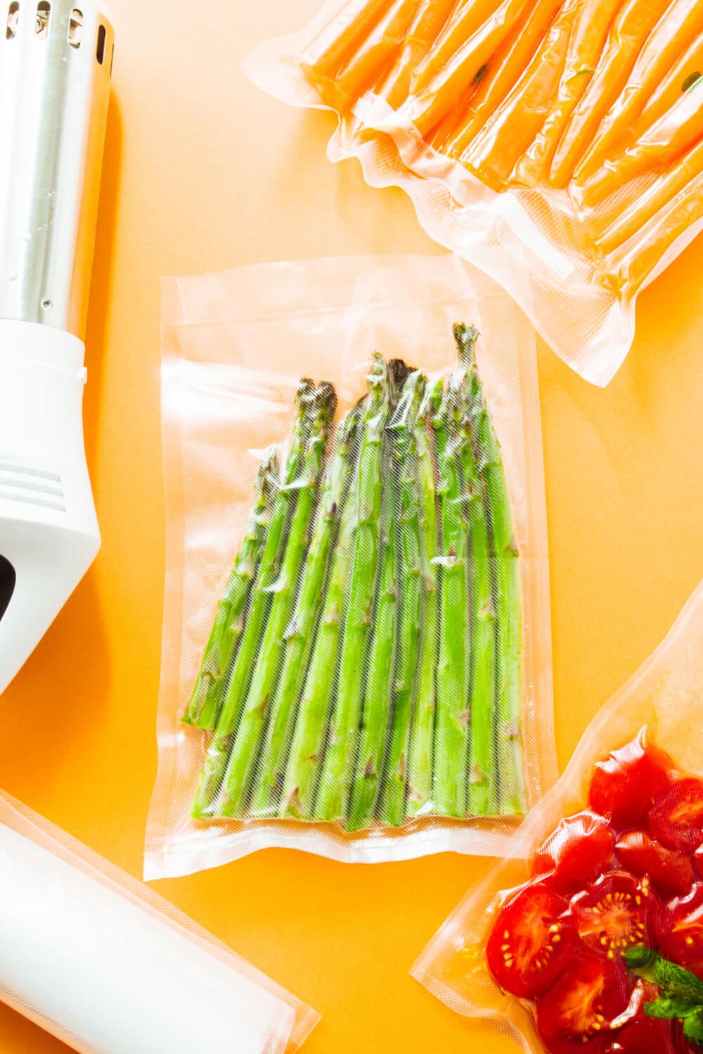 vakuumierter spargel neben sous vide stick