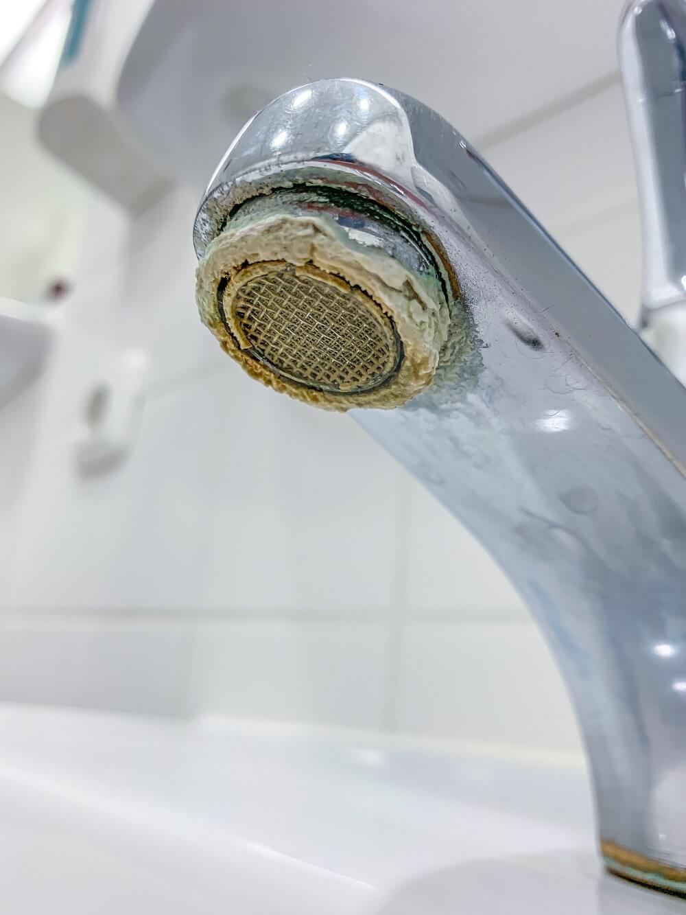 verkalkter wasserhahn
