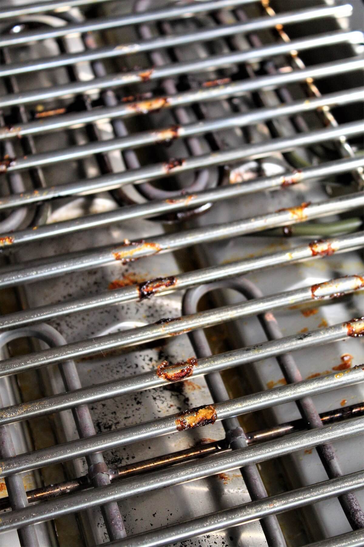verschmutzer grillrost vom elektrogrill sevo