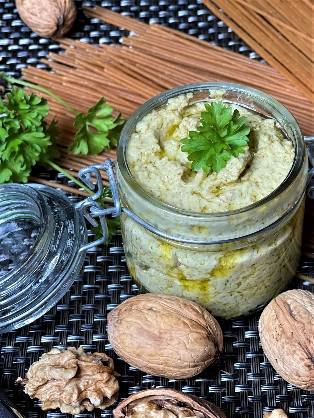 walnuss pesto mit paprika