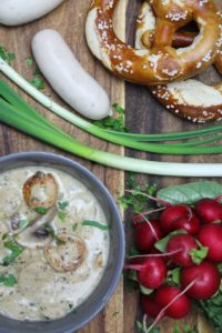 weisswurstgulasch mit breze - die frau am grill