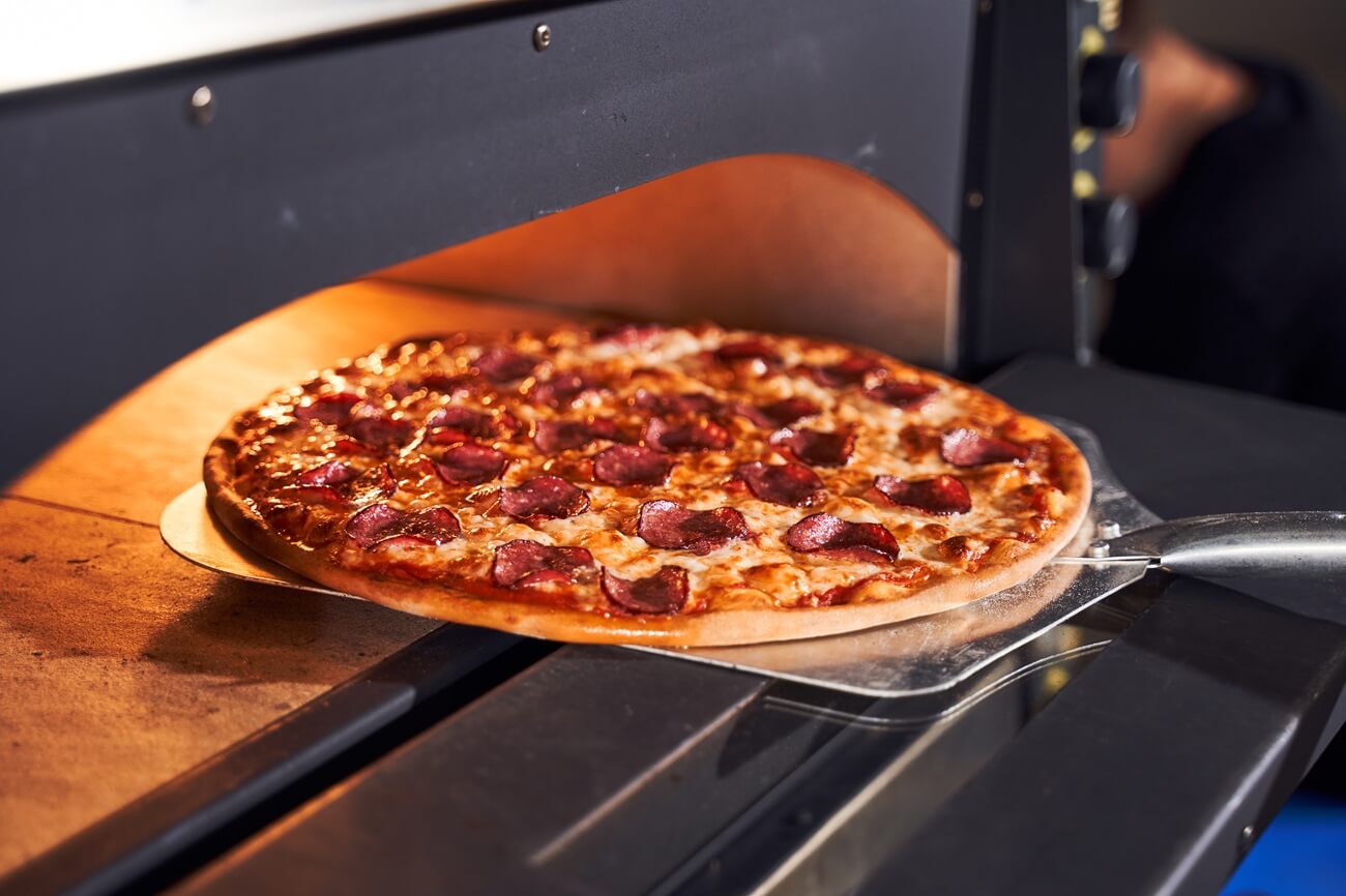 Wie klebt die Pizza nicht am Schieber?