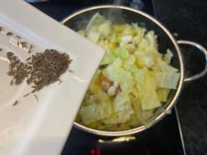 wirsingeintopf mit kuemmel wuerzen