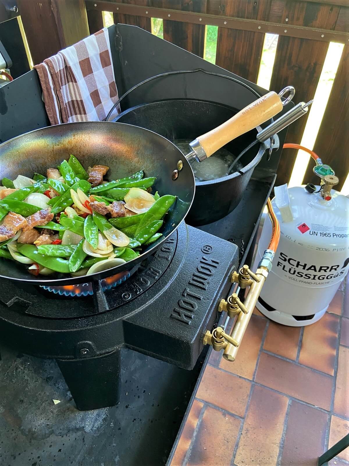 wok gericht auf hot wok zubereiten