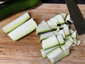 zucchini waschen und in mundgerechte stuecke schneiden