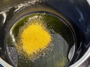 zucker in heissem butterschmalz karamelisieren