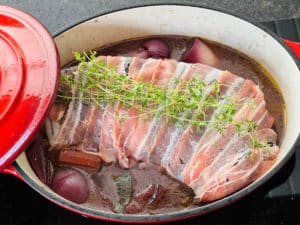 zwei zweige thymian auf den sauberbraten geben