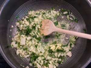 zwiebel, petersilie und knoblauch in heisser butter anduensten