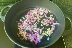 zwiebel und knoblauch im heissen olivenoel anduensten