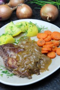 zwiebelfleisch auf teller - die frau am grill