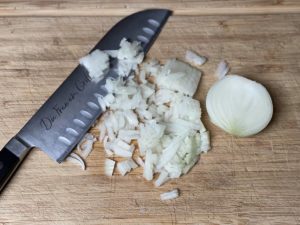 zwiebeln fuer nudelsalat klein schneiden