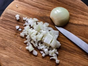 zwiebeln geschaelt und in kleine w&uuml;rfel geschnitten