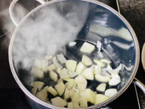 zwiebeln im heissen oel im topf anduensten