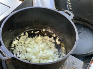 zwiebeln in der heissen butter glasig duensten