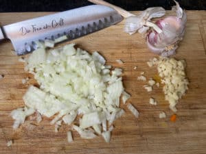zwiebeln und knoblauch geschaelt und klein geschnitten
