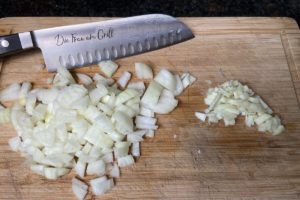 zwiebeln und knoblauch geschaelt und klein geschnitten