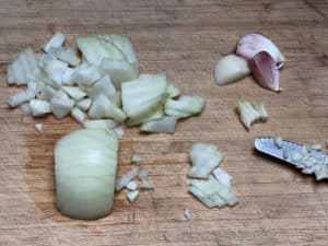 zwiebeln und knoblauch geschaelt und klein geschnitten