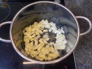 zwiebeln und knoblauch im heissen oel im topf anduensten