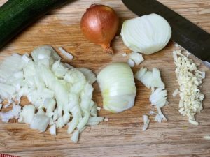 zwiebeln und knoblauch schaelen und klein schneiden