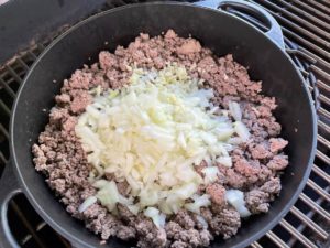 zwiebeln und knoblauch zum angebratenen hackfleisch geben und anduensten