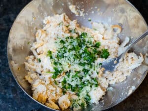 zwiebeln und petersilie zu knoedelteig geben