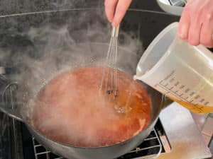 zwiebelrostbraten sosse mit rinderbruehe aufgiessen