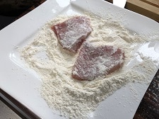 zwiebelschnitzel - schnitzel im mehl wenden - die frau am grill