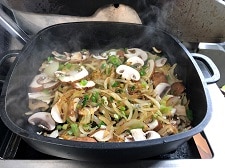 zwiebelschnitzel - zwiebeln, champignons und fruehlingszwiebeln scharf anbraten - die frau am grill