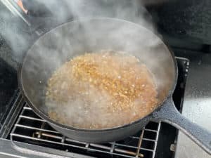 zwiebelwuerfel und gehackter knoblauch im fett anschwitzen