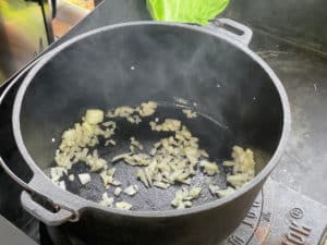 zwiebelwuerfel und klein gehackten knoblauch im heissen oel anduensten